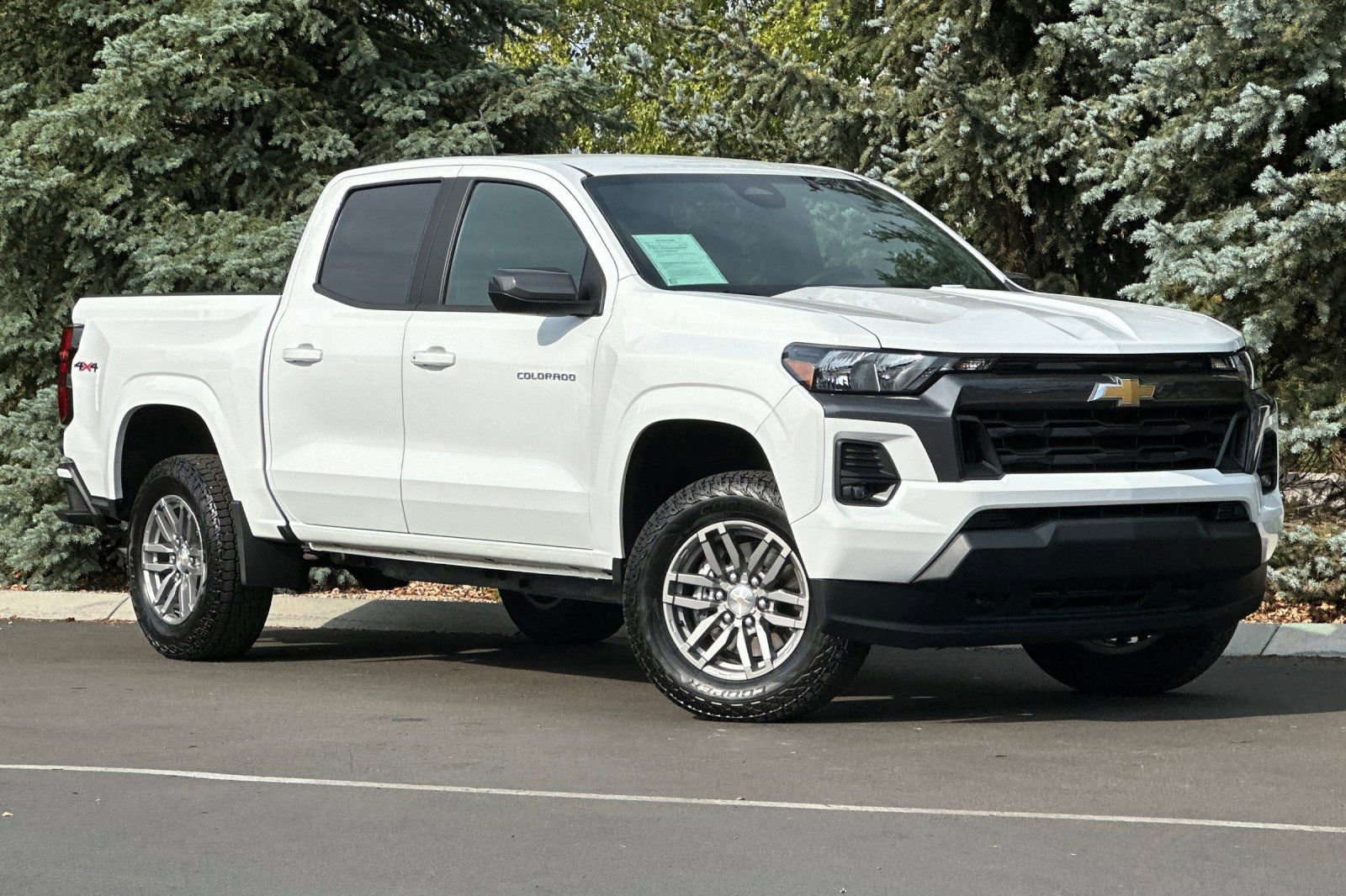 2023 Chevrolet Colorado LT photo 2
