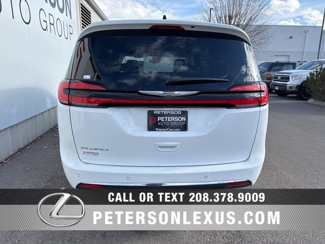 2024 Chrysler Pacifica Touring L photo 2