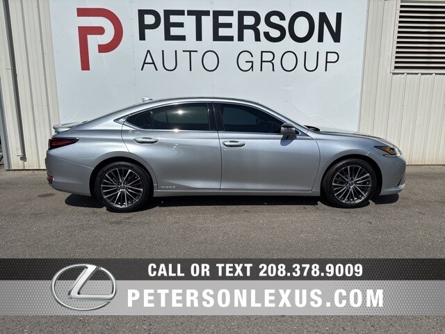 2022 Lexus ES 300h photo 2