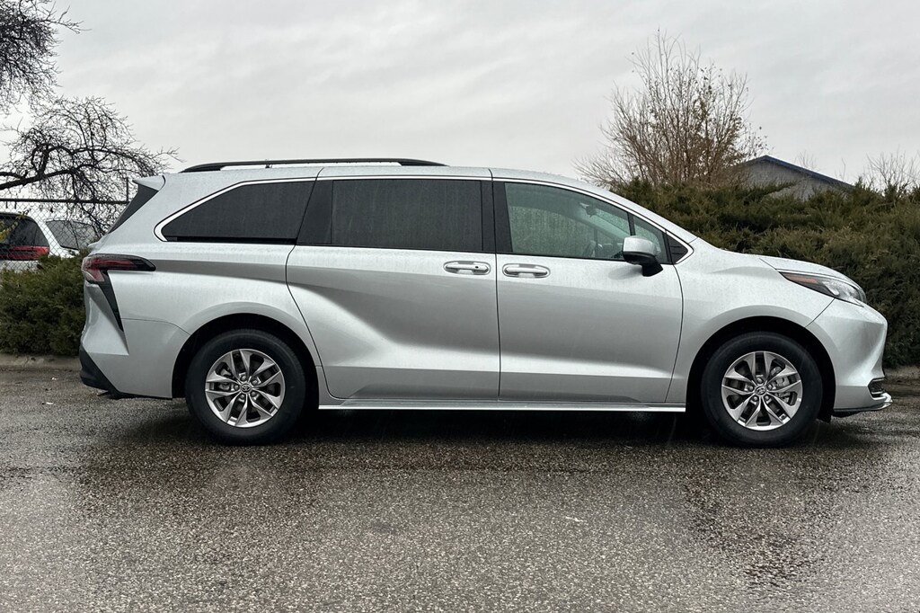 Used 2025 Toyota Sienna LE Minivan/Van
