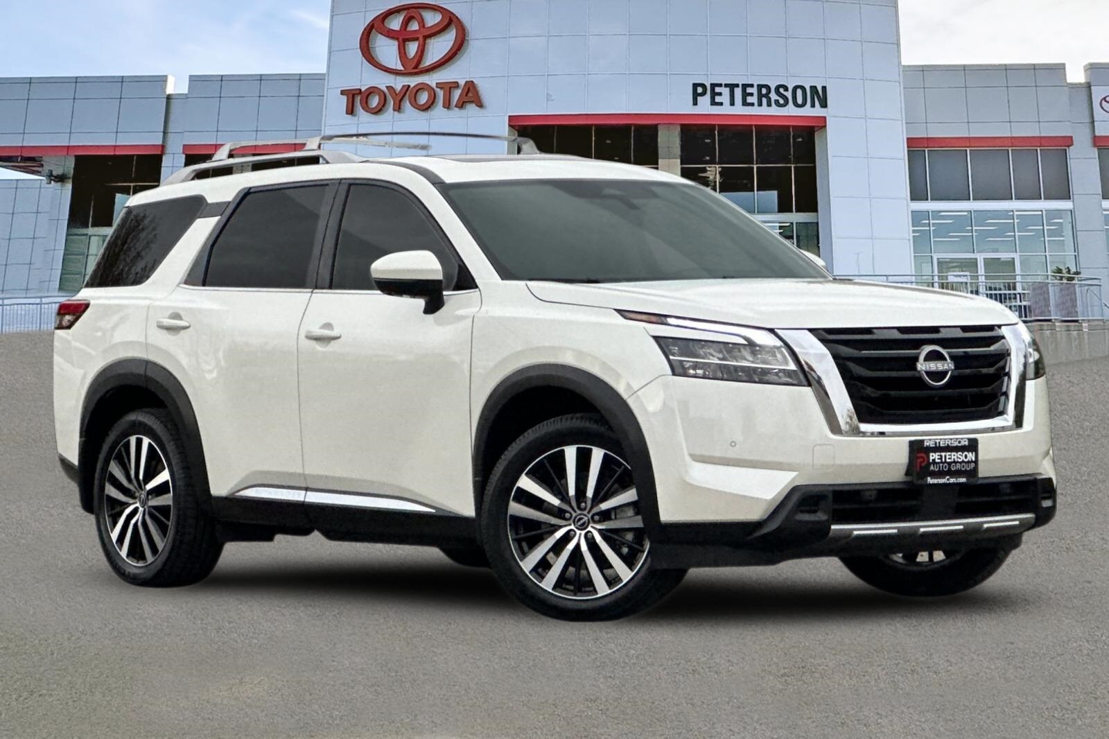 2024 Nissan Pathfinder Platinum photo 2
