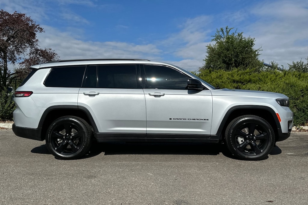 Used 2023 Jeep Grand Cherokee L Altitude SUV