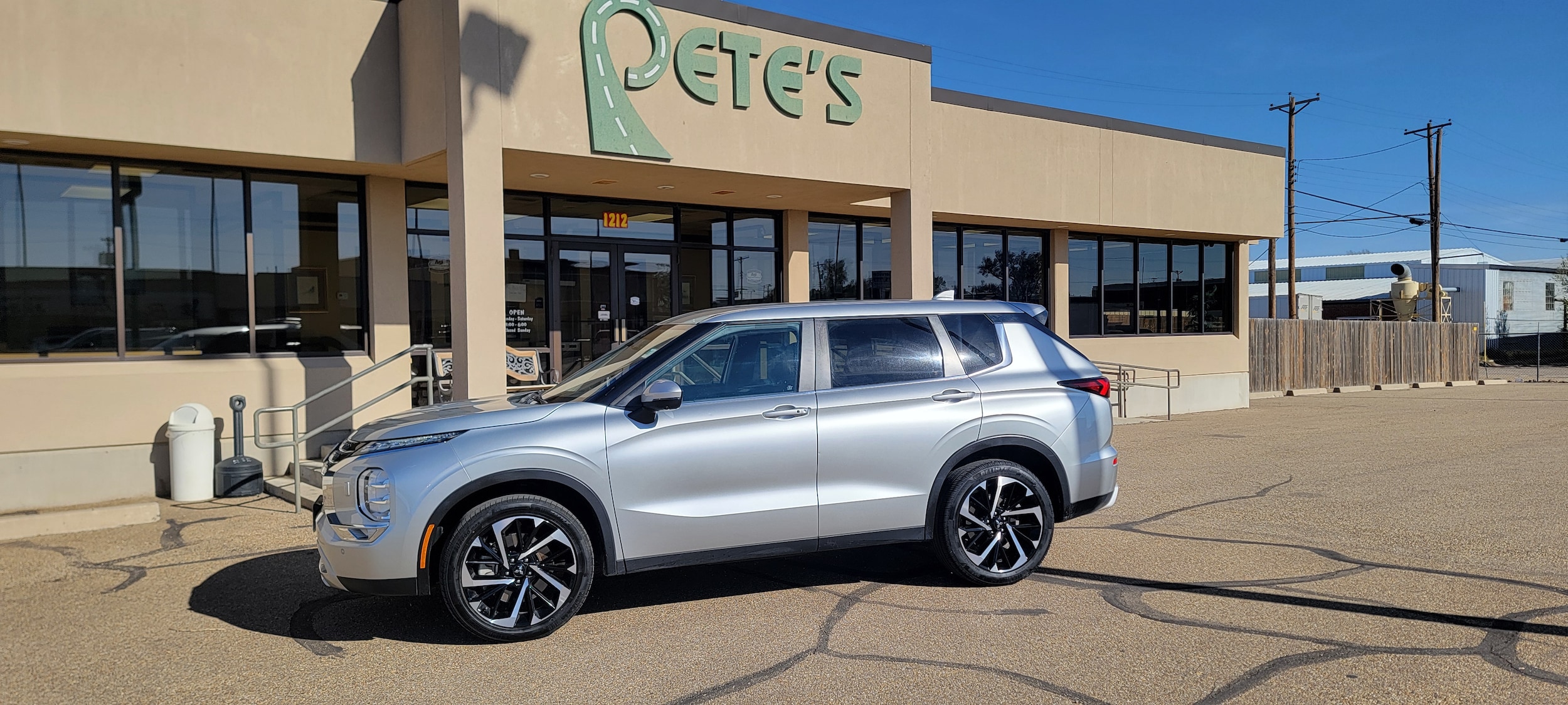 2024 Mitsubishi Outlander SE's photo