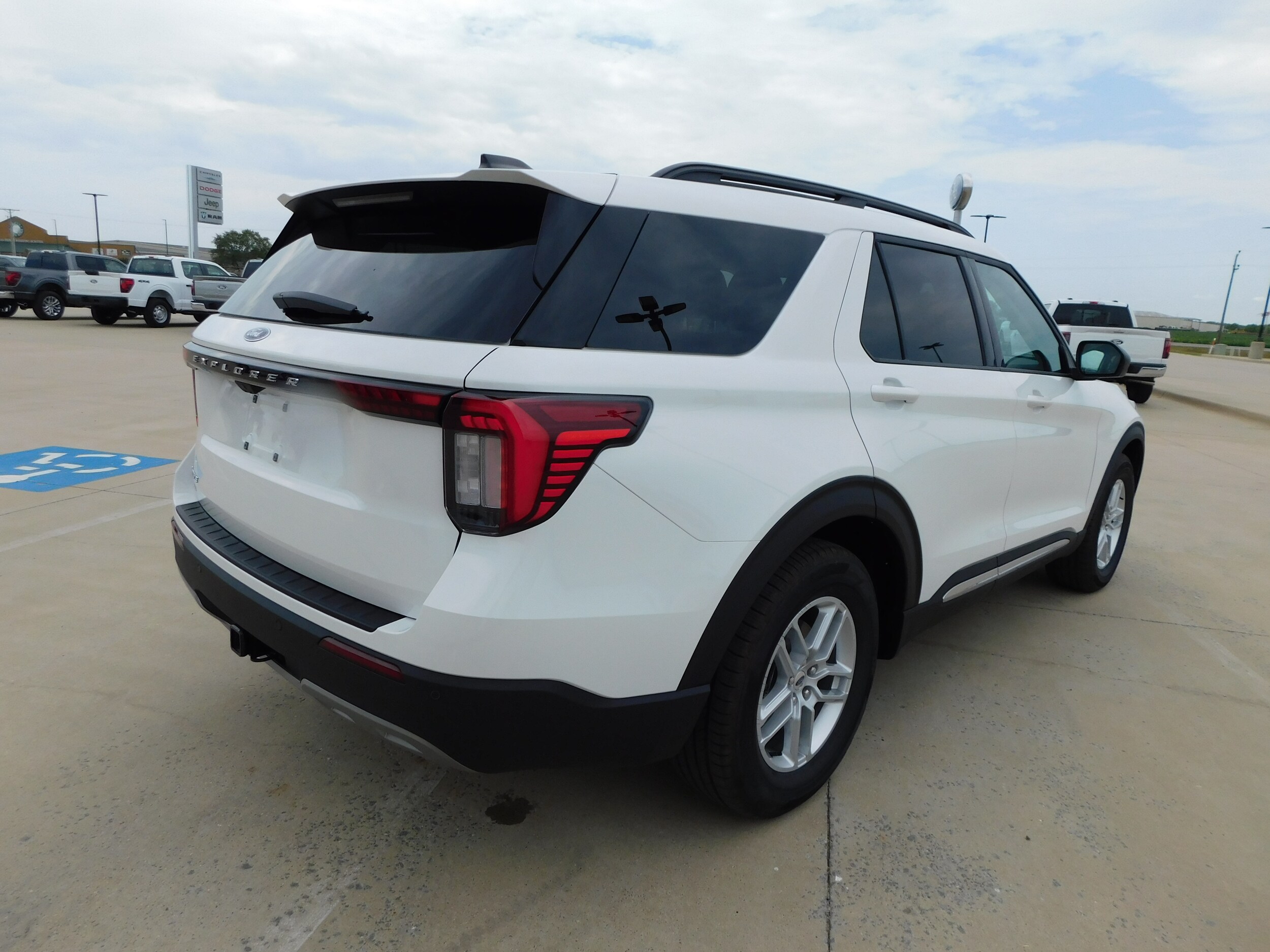 2025 Ford Explorer photo 4