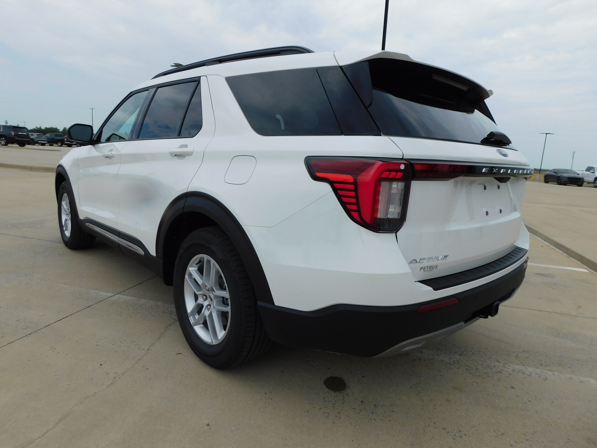 2025 Ford Explorer photo 3