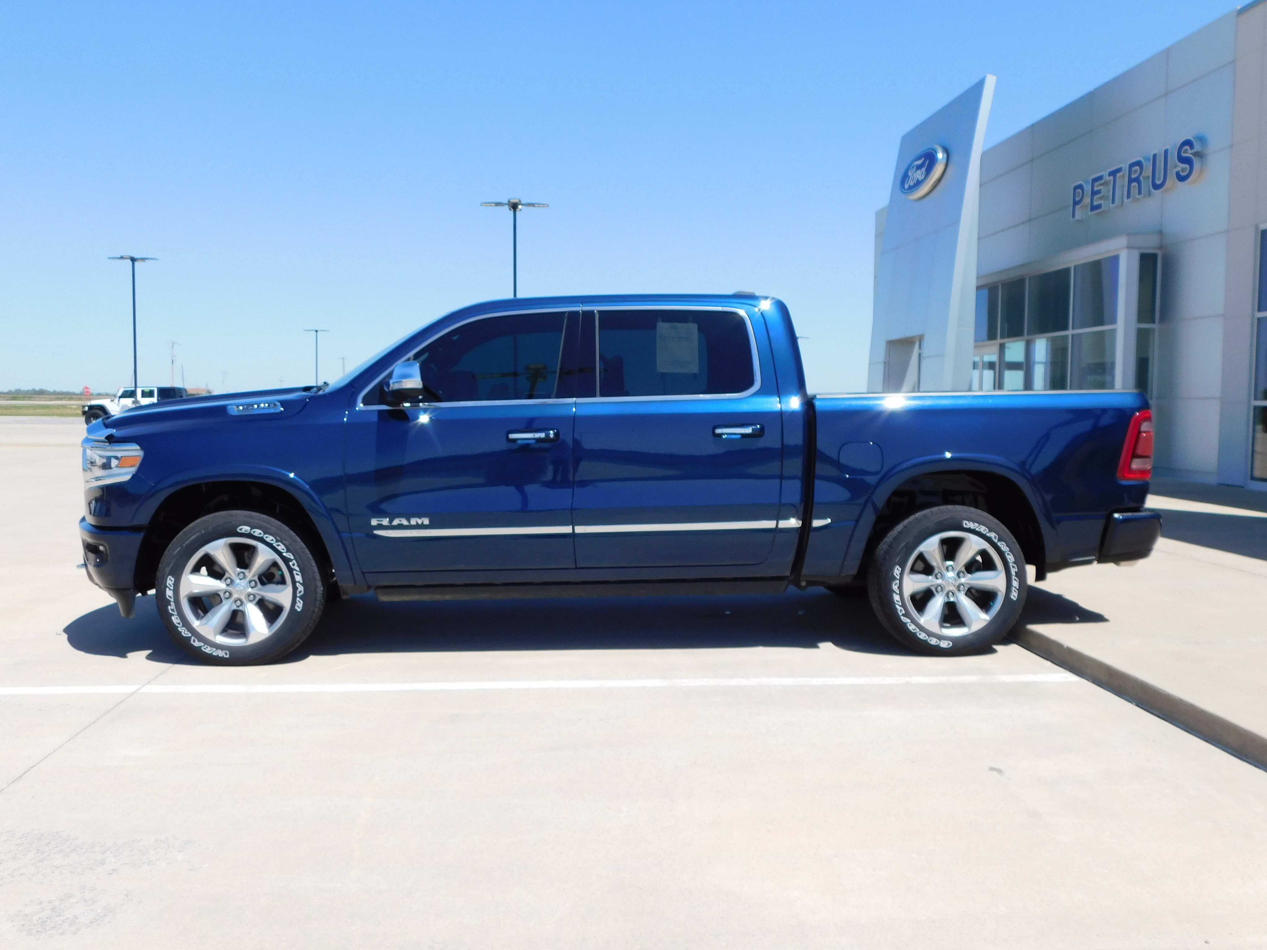 Used 2021 RAM Ram 1500 Pickup Limited with VIN 1C6SRFHT5MN666593 for sale in Little Rock
