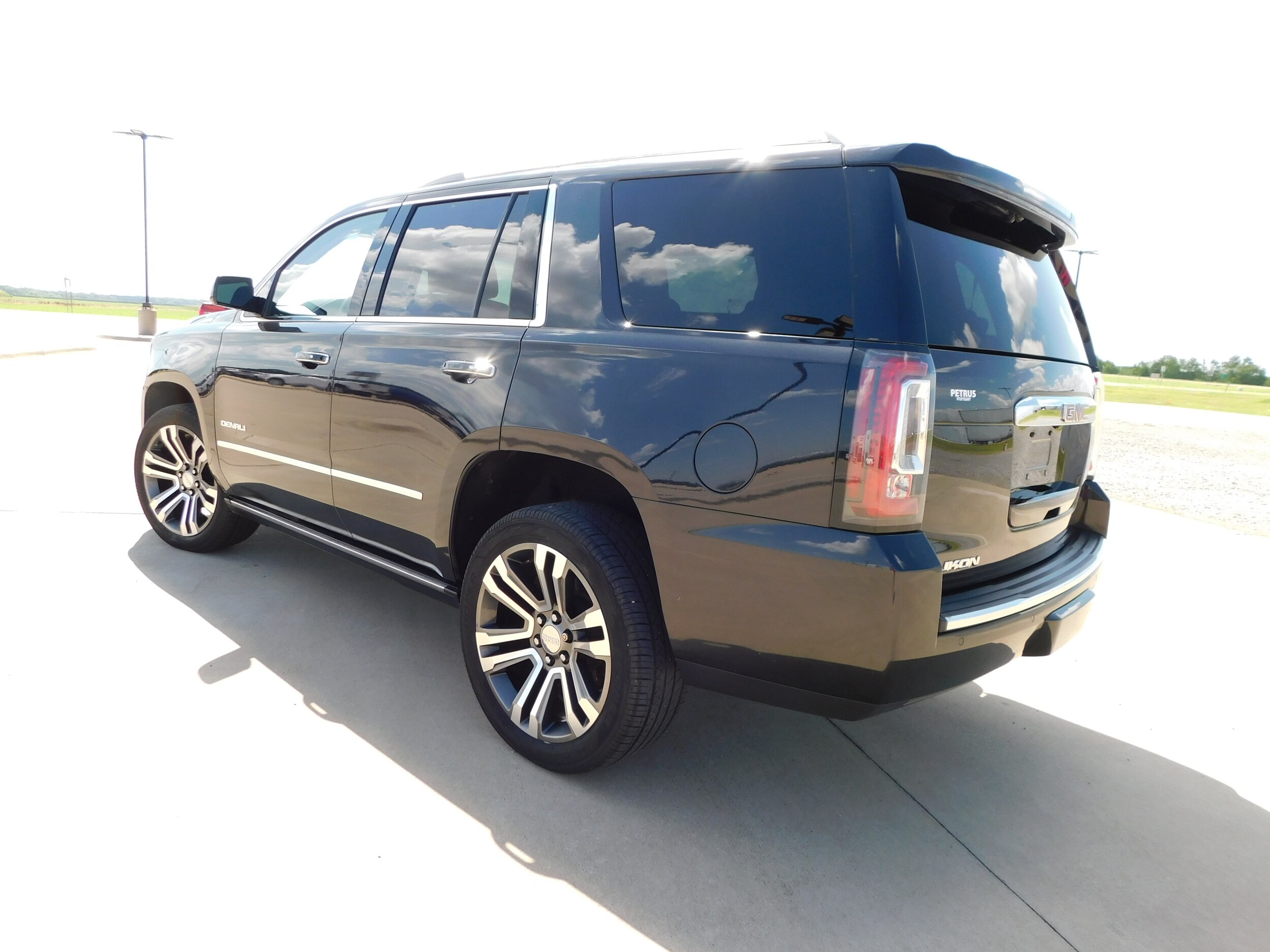 2020 Gmc Yukon Denali photo 2