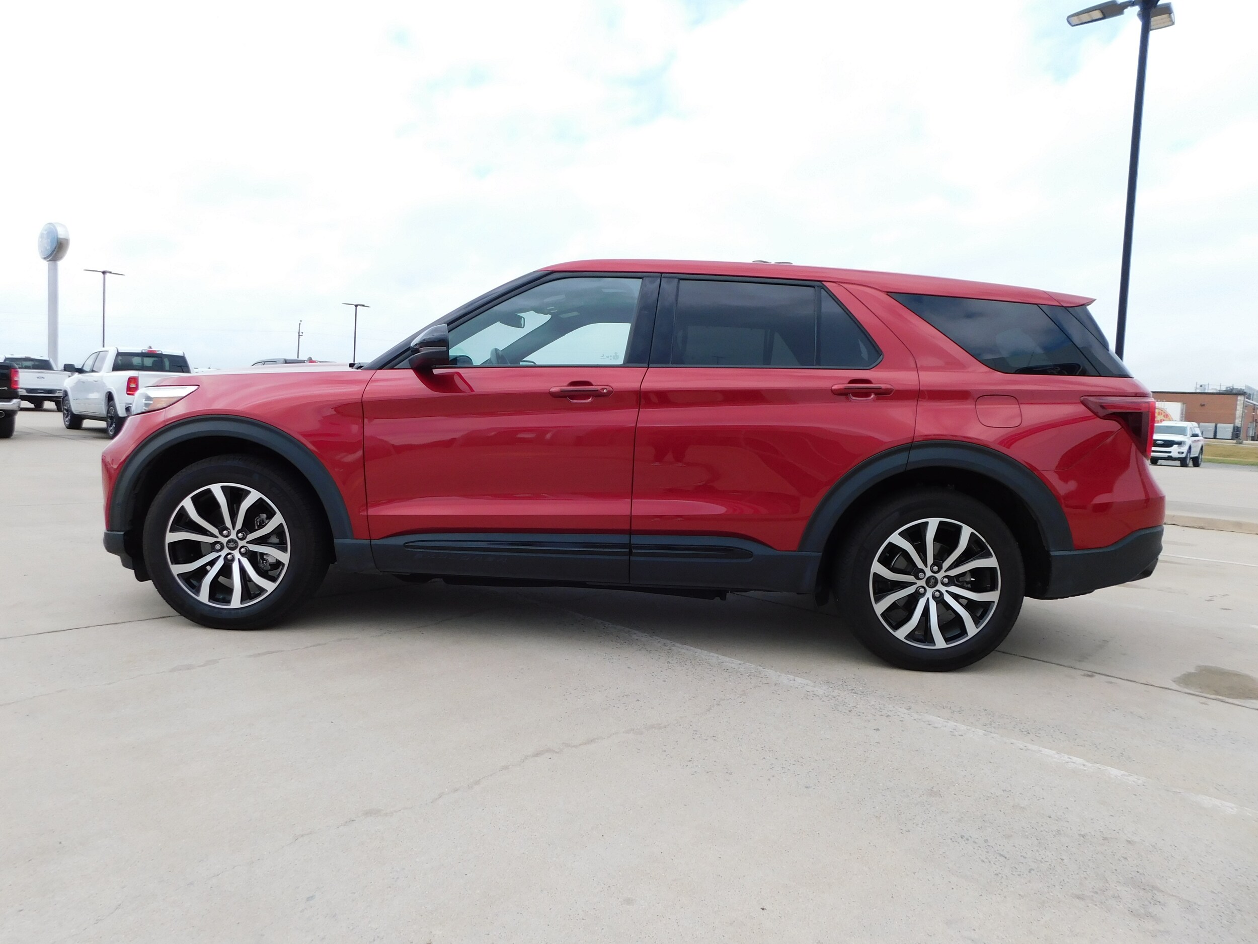 2021 Ford Explorer ST photo 4