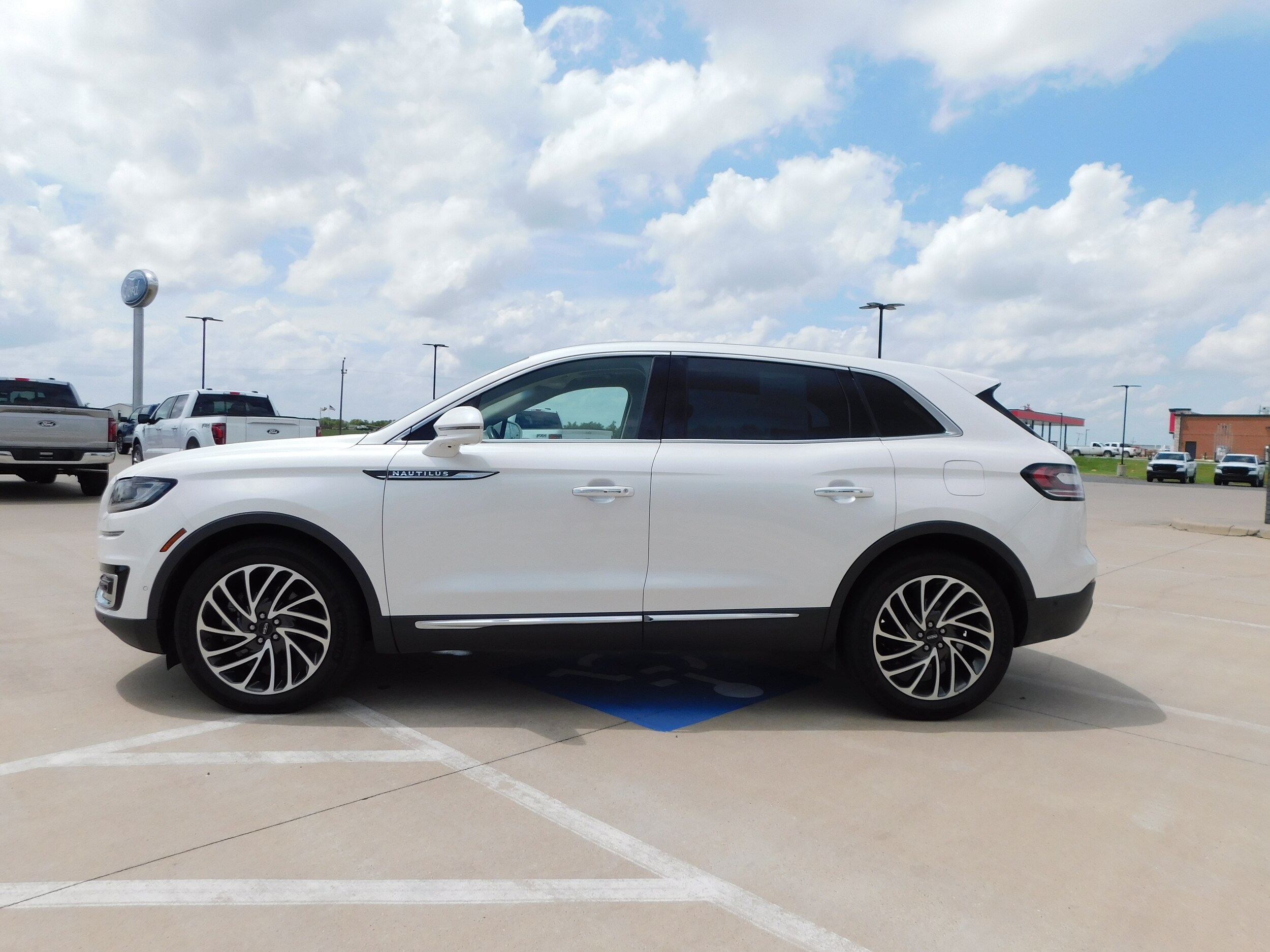 2019 Lincoln Nautilus Reserve photo 4