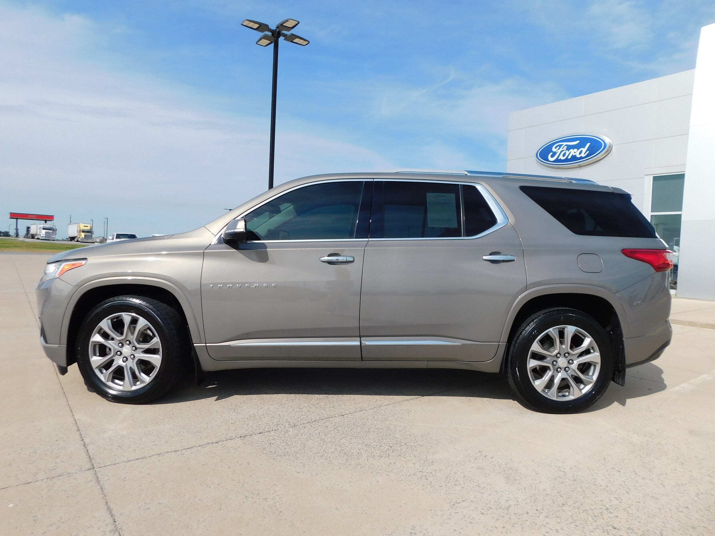 2018 Chevrolet Traverse Premier photo 2
