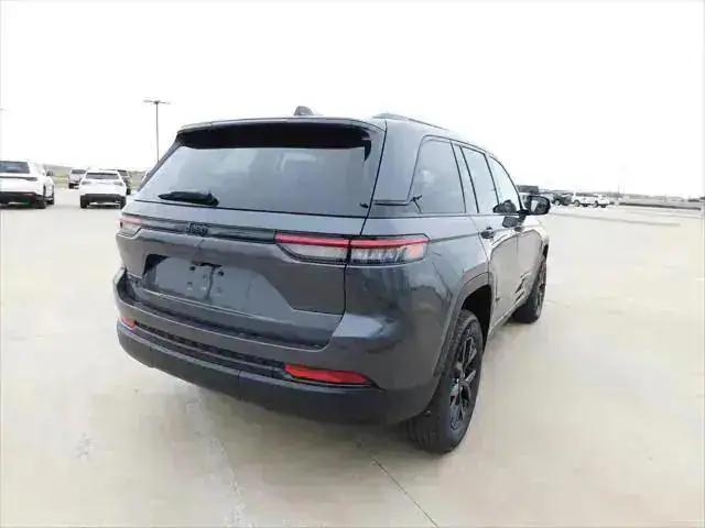 2025 Jeep Grand Cherokee Altitude photo 2