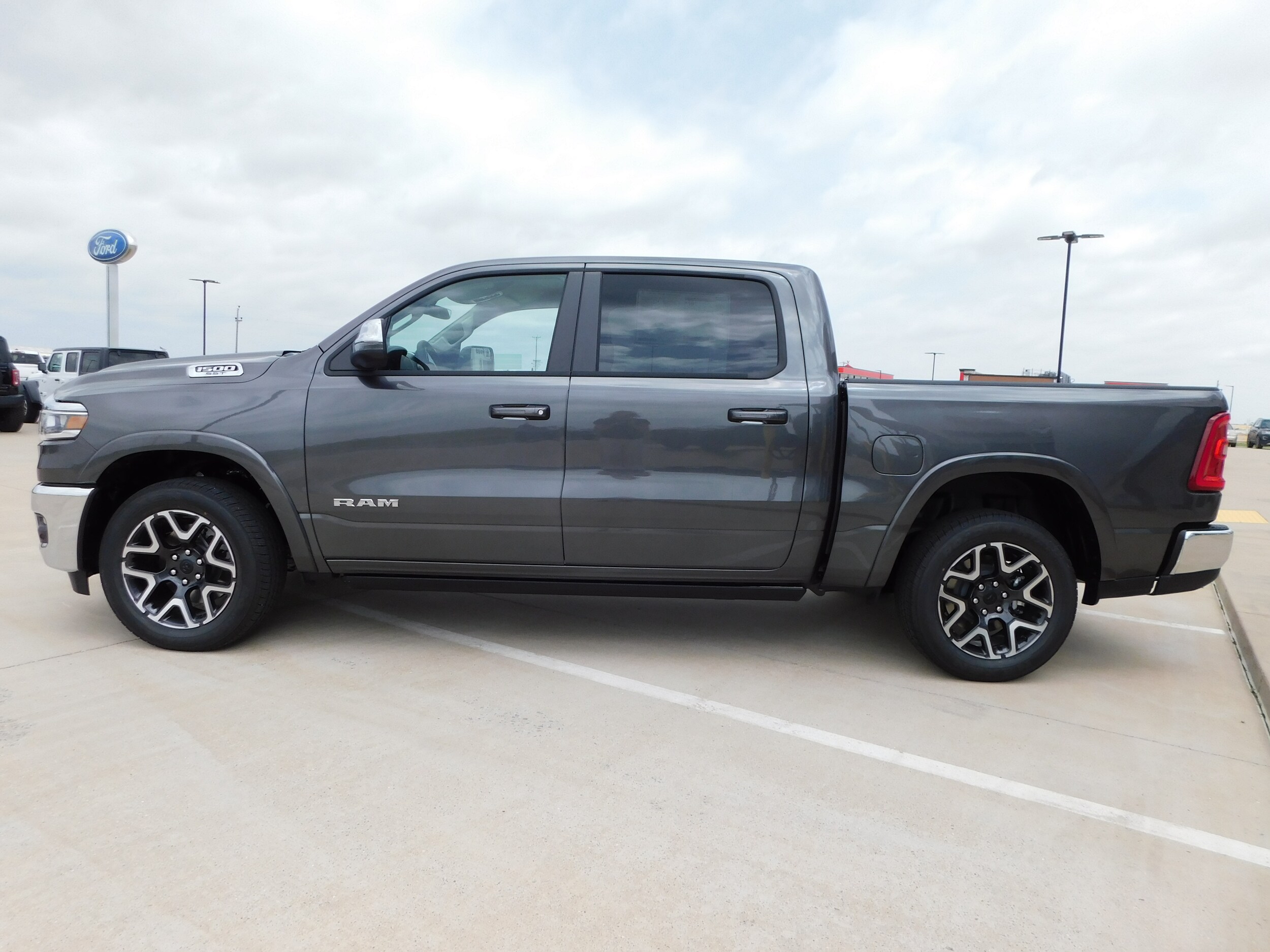 2025 Ram 1500 Laramie photo 4