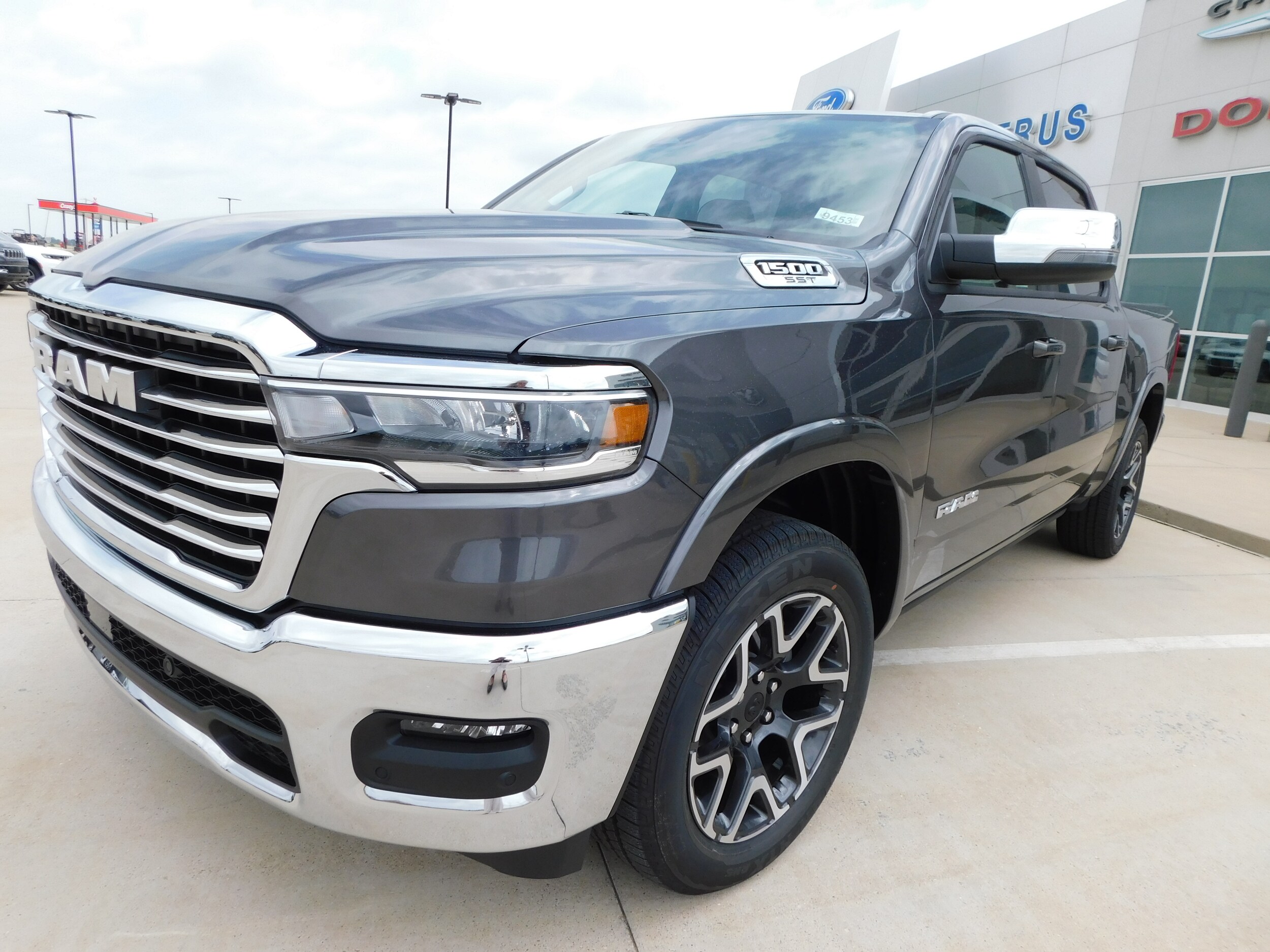 2025 Ram 1500 Laramie photo 3