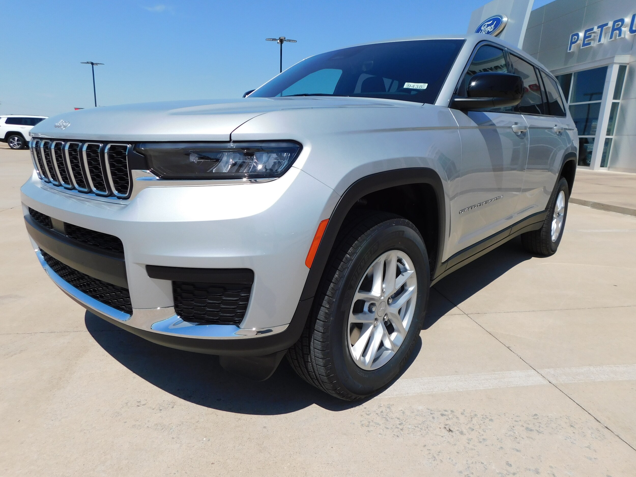 2025 Jeep Grand Cherokee Laredo photo 3