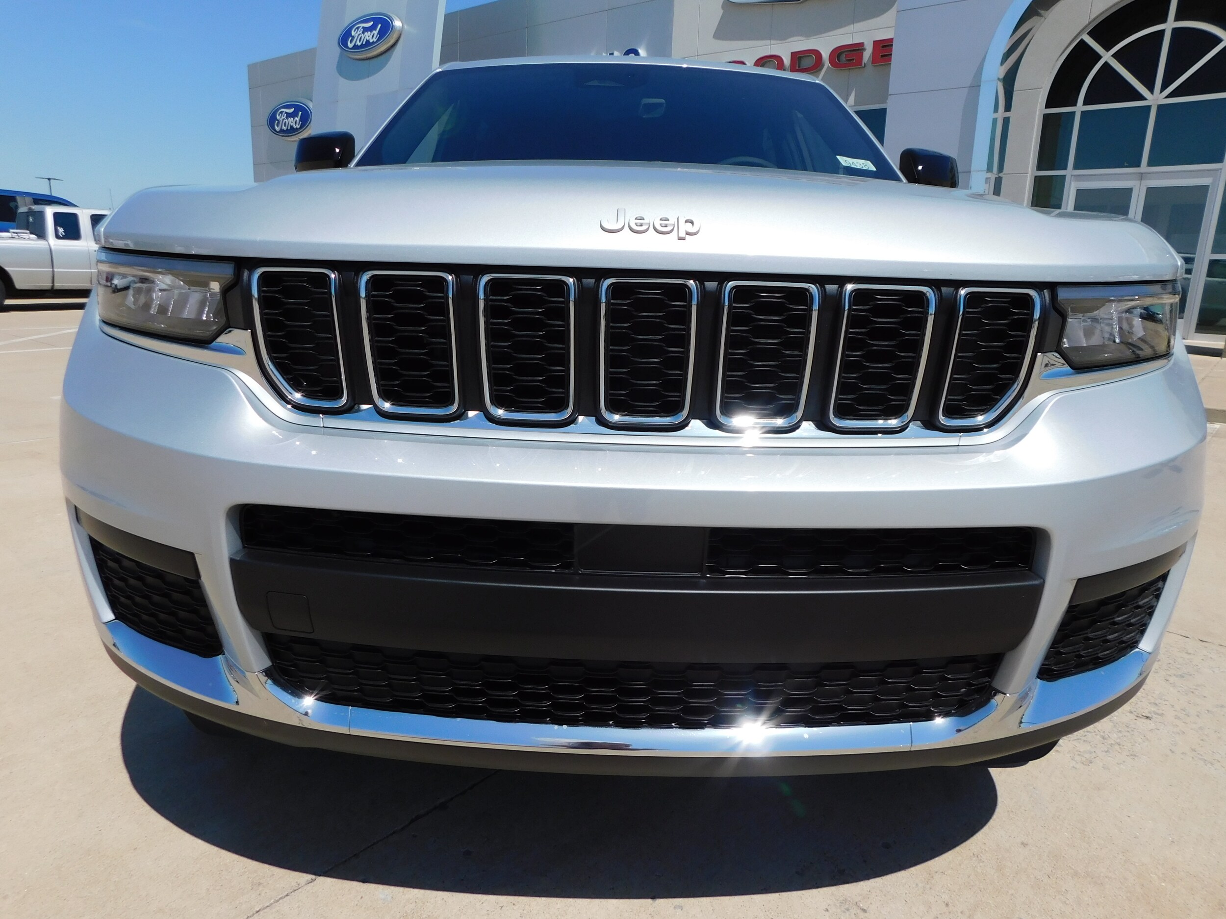 2025 Jeep Grand Cherokee Laredo photo 2