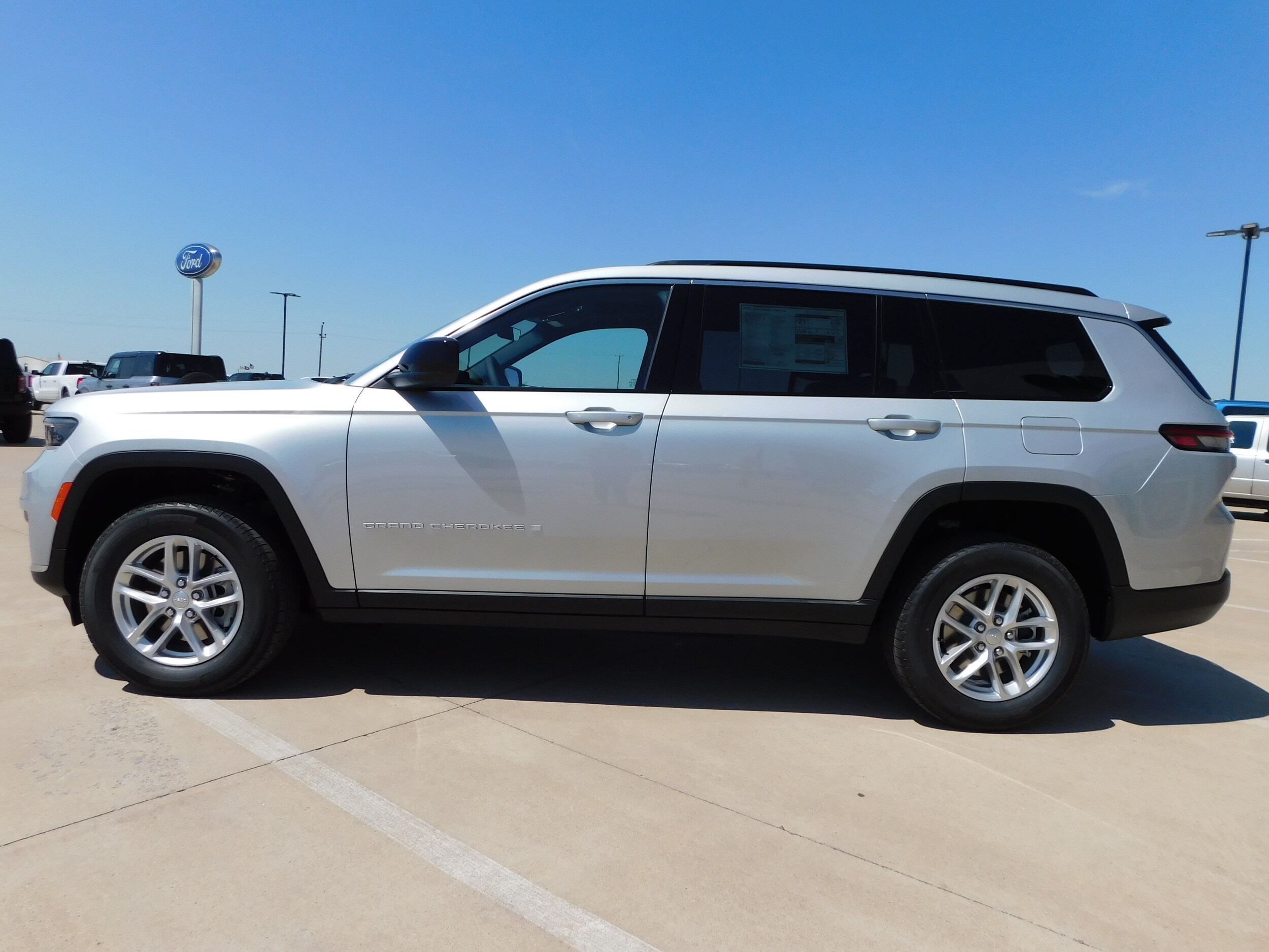 2025 Jeep Grand Cherokee Laredo photo 4