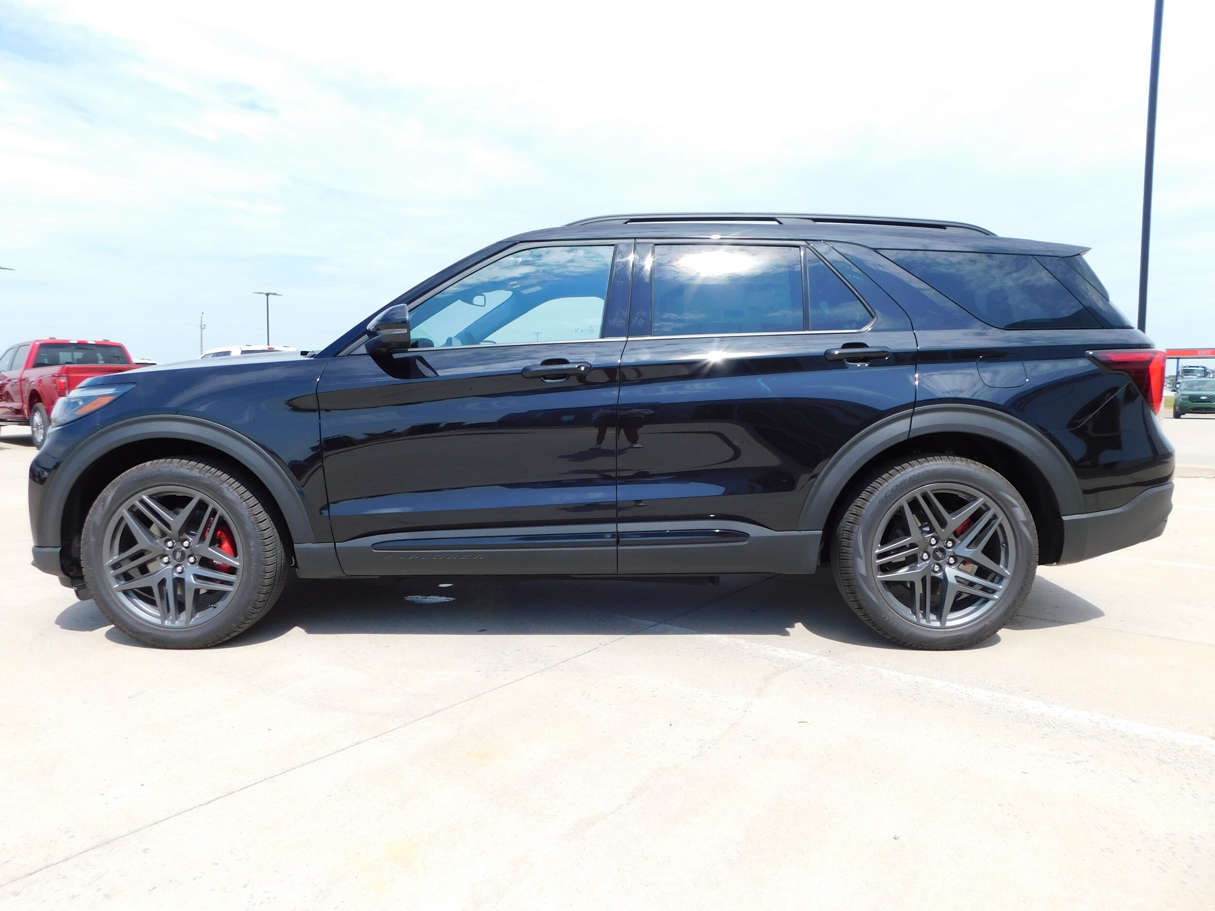 2025 Ford Explorer ST photo 2