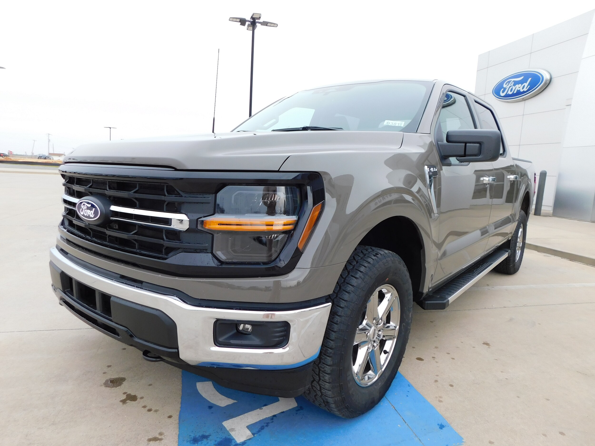 2025 Ford F-150 XLT photo 3