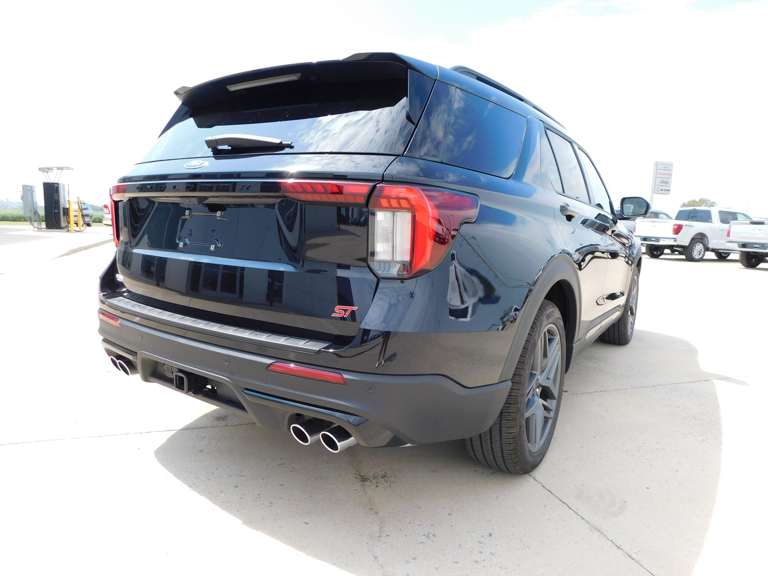 2025 Ford Explorer ST photo 4