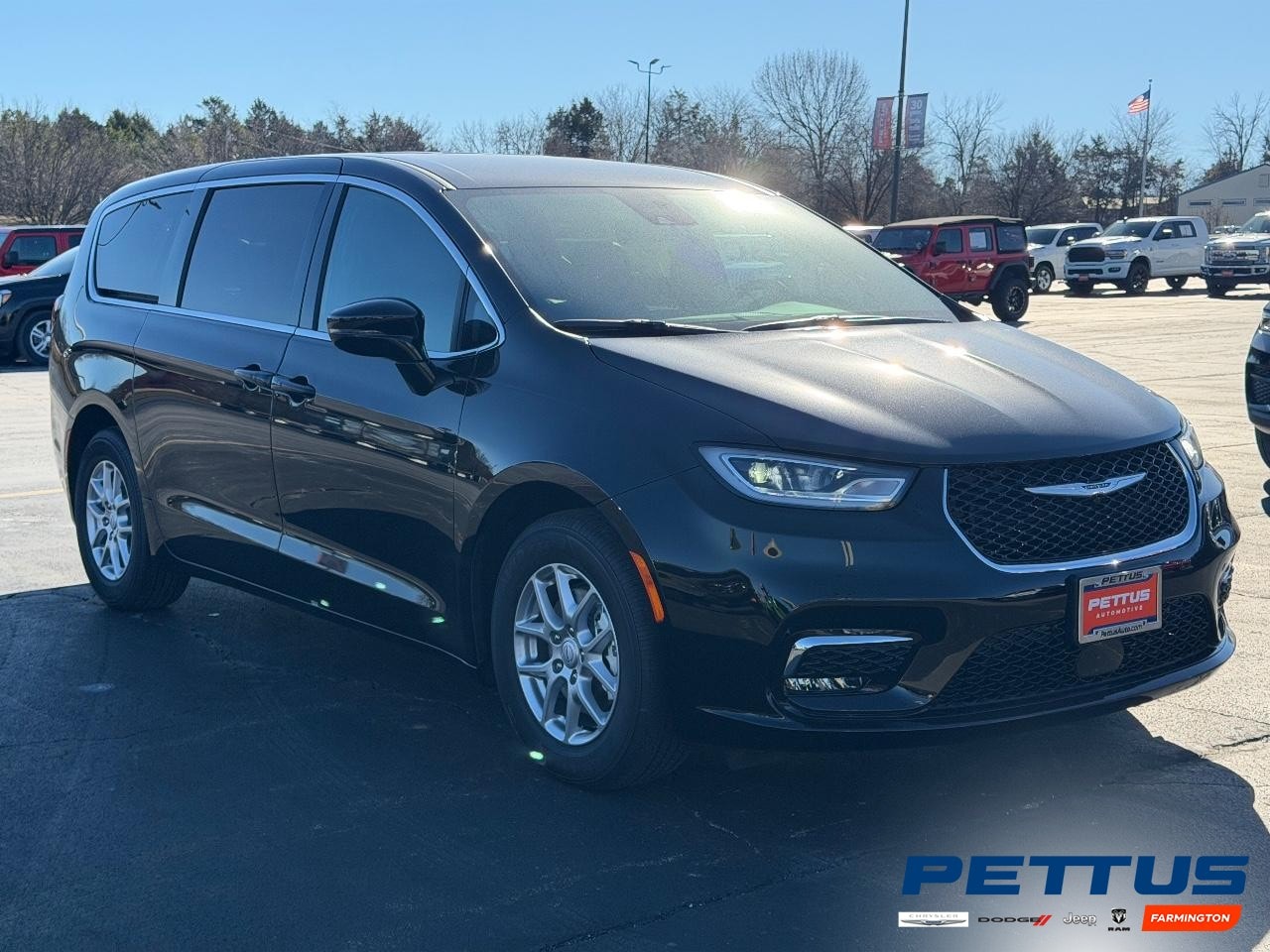 2026 Chrysler Pacifica Select's photo