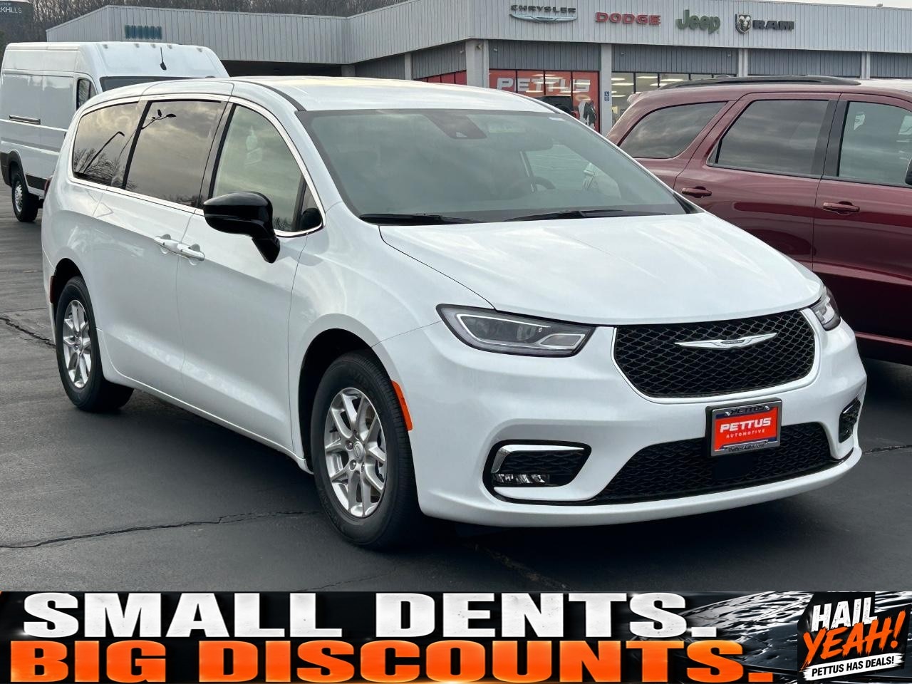 2026 Chrysler Pacifica Select's photo