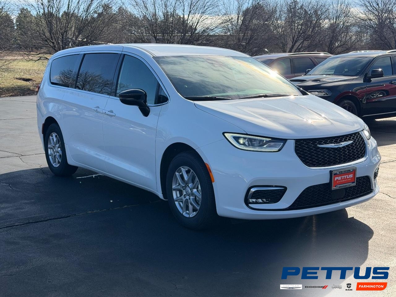 2026 Chrysler Pacifica Select's photo