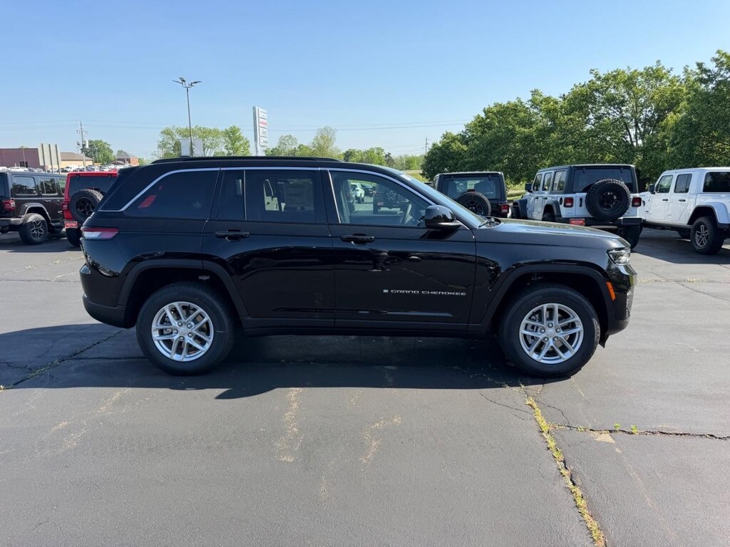 New 2026 Jeep Grand Cherokee Laredo 4x4 Sport Utility