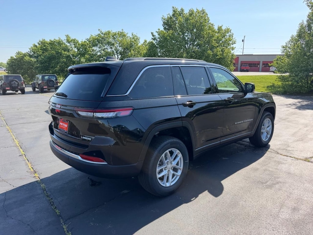 New 2026 Jeep Grand Cherokee Laredo 4x4 Sport Utility