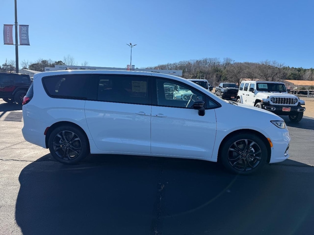 New 2026 Chrysler Pacifica SELECT Passenger Van