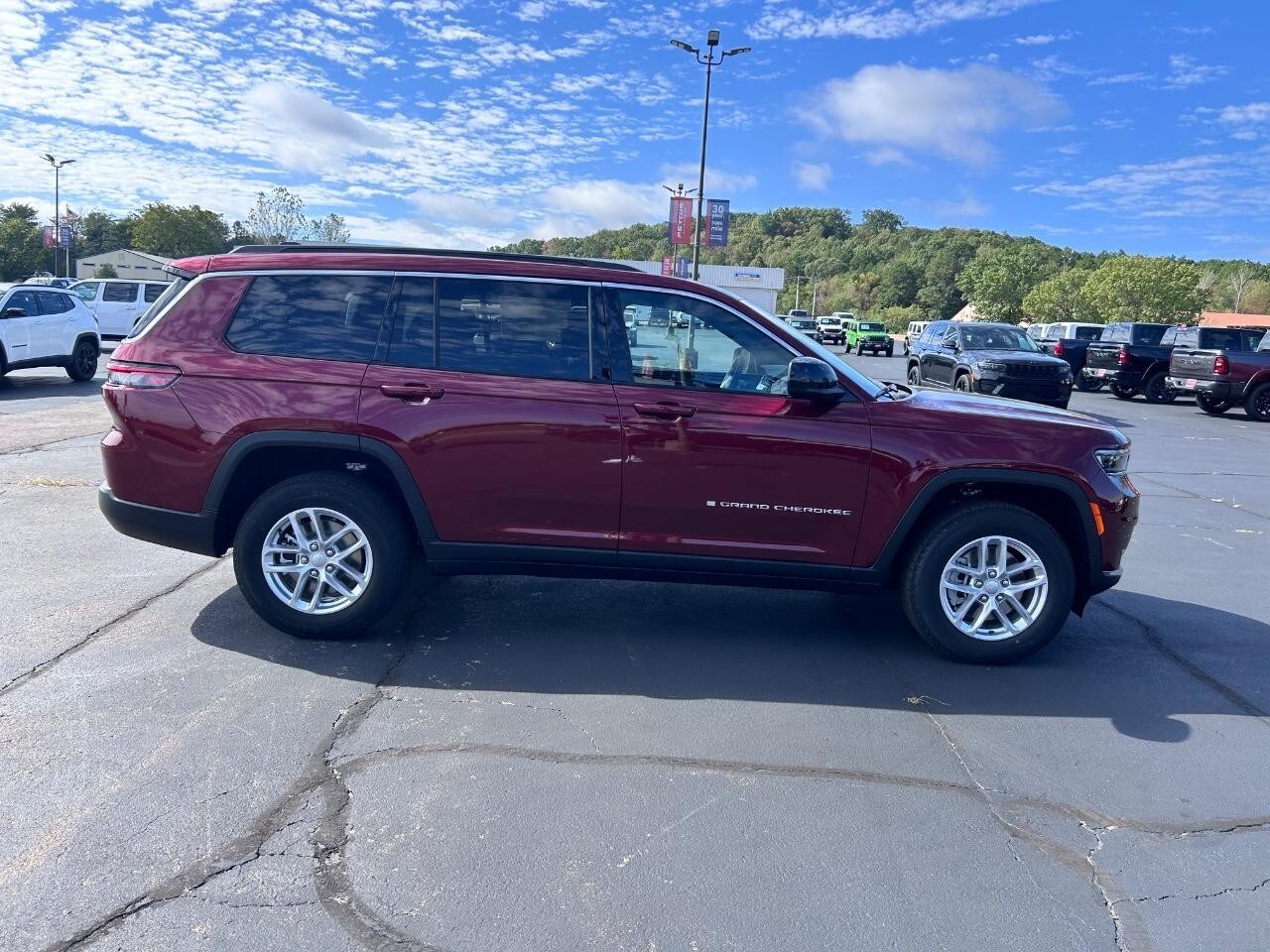 2025 Jeep Grand Cherokee Laredo photo 2