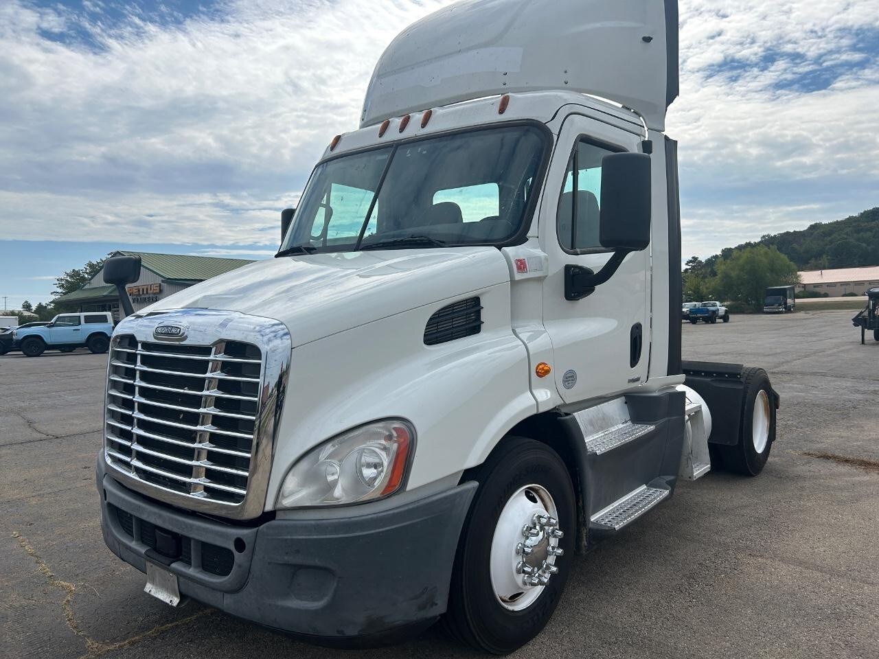 2017 Freightliner Cascadia 113" sleeper cab photo 2
