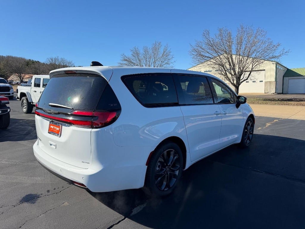 New 2026 Chrysler Pacifica SELECT Passenger Van