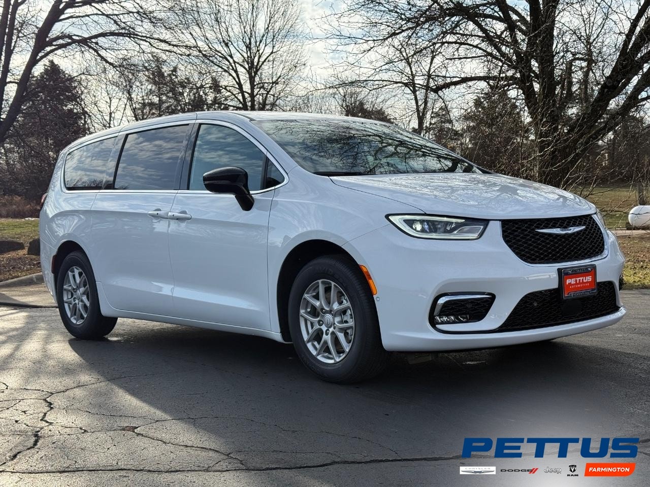 2026 Chrysler Pacifica Select's photo