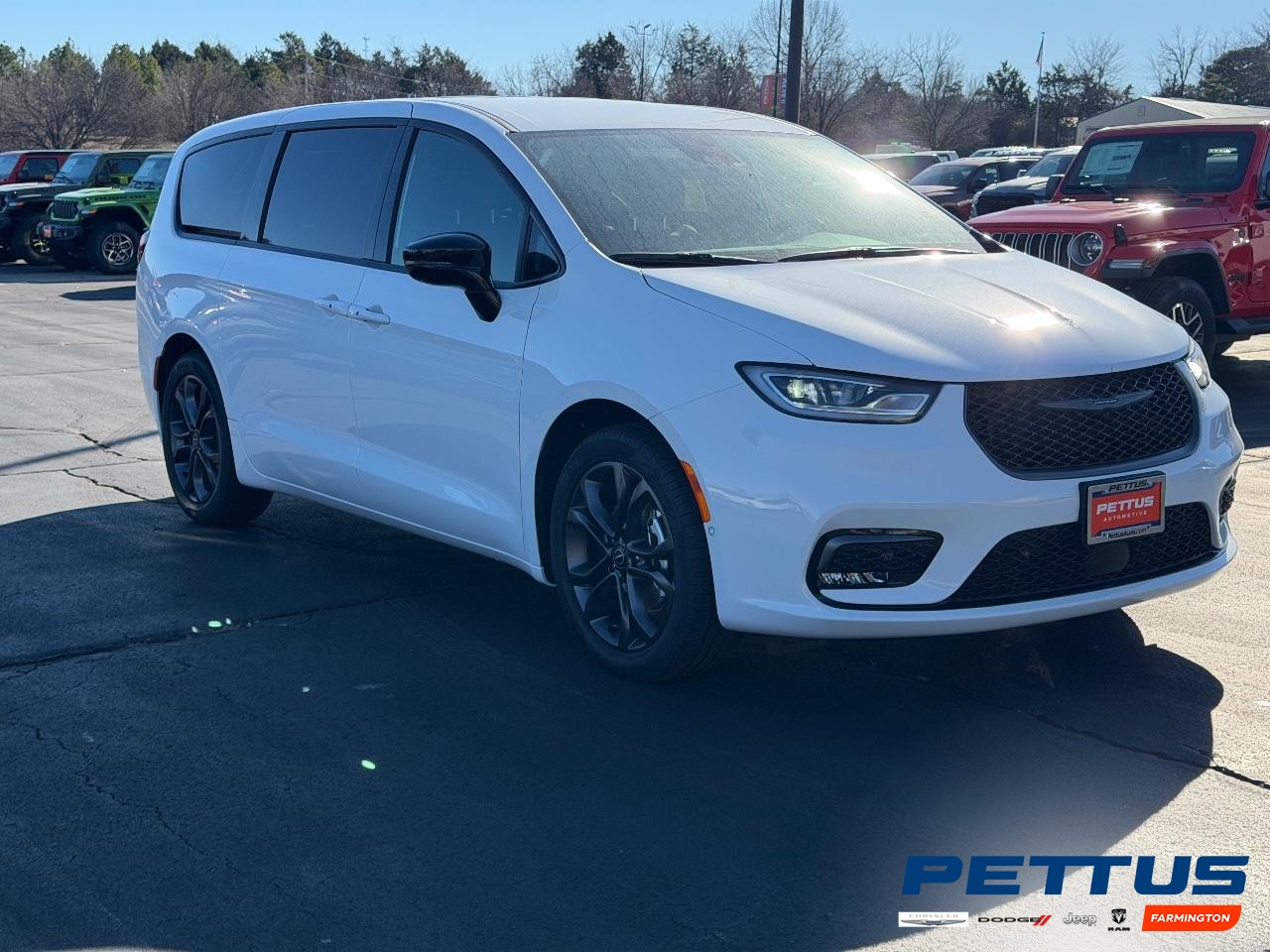 2026 Chrysler Pacifica Select's photo