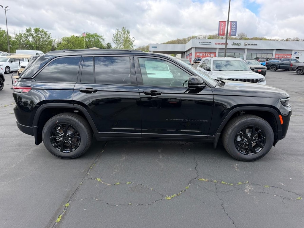 New 2026 Jeep Grand Cherokee Laredo Altitude 4x4 Sport Utility