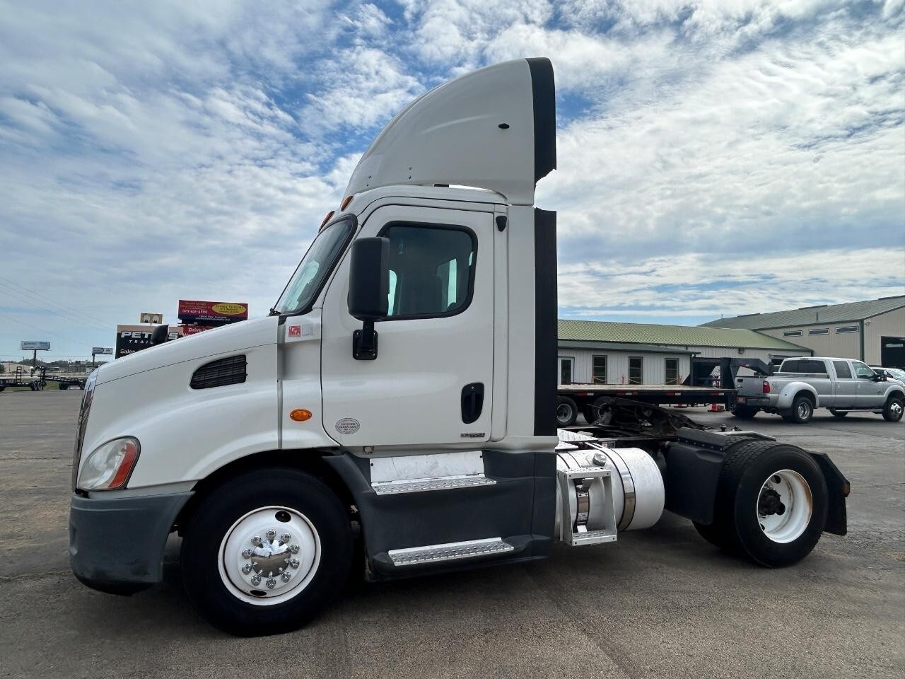2017 Freightliner Cascadia 113" sleeper cab photo 3