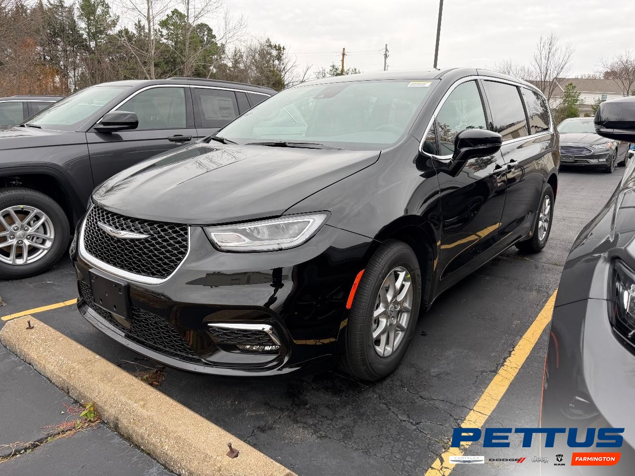 2026 Chrysler Pacifica Select's photo