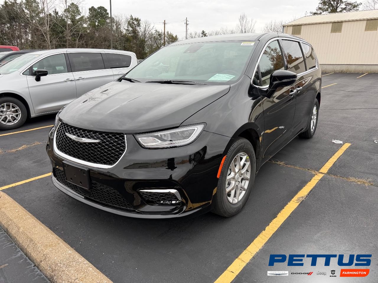 2026 Chrysler Pacifica Select's photo