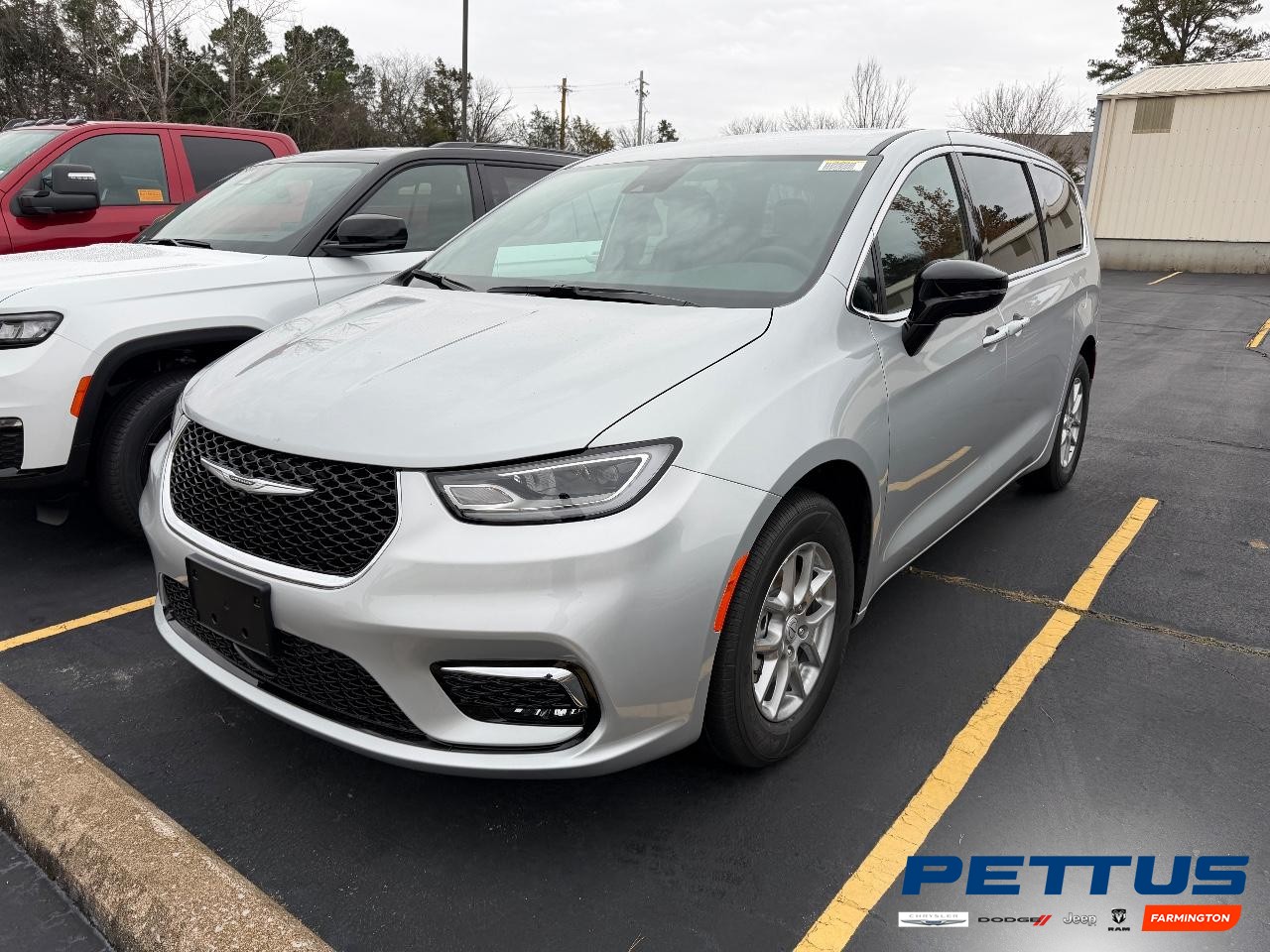 2026 Chrysler Pacifica Select's photo