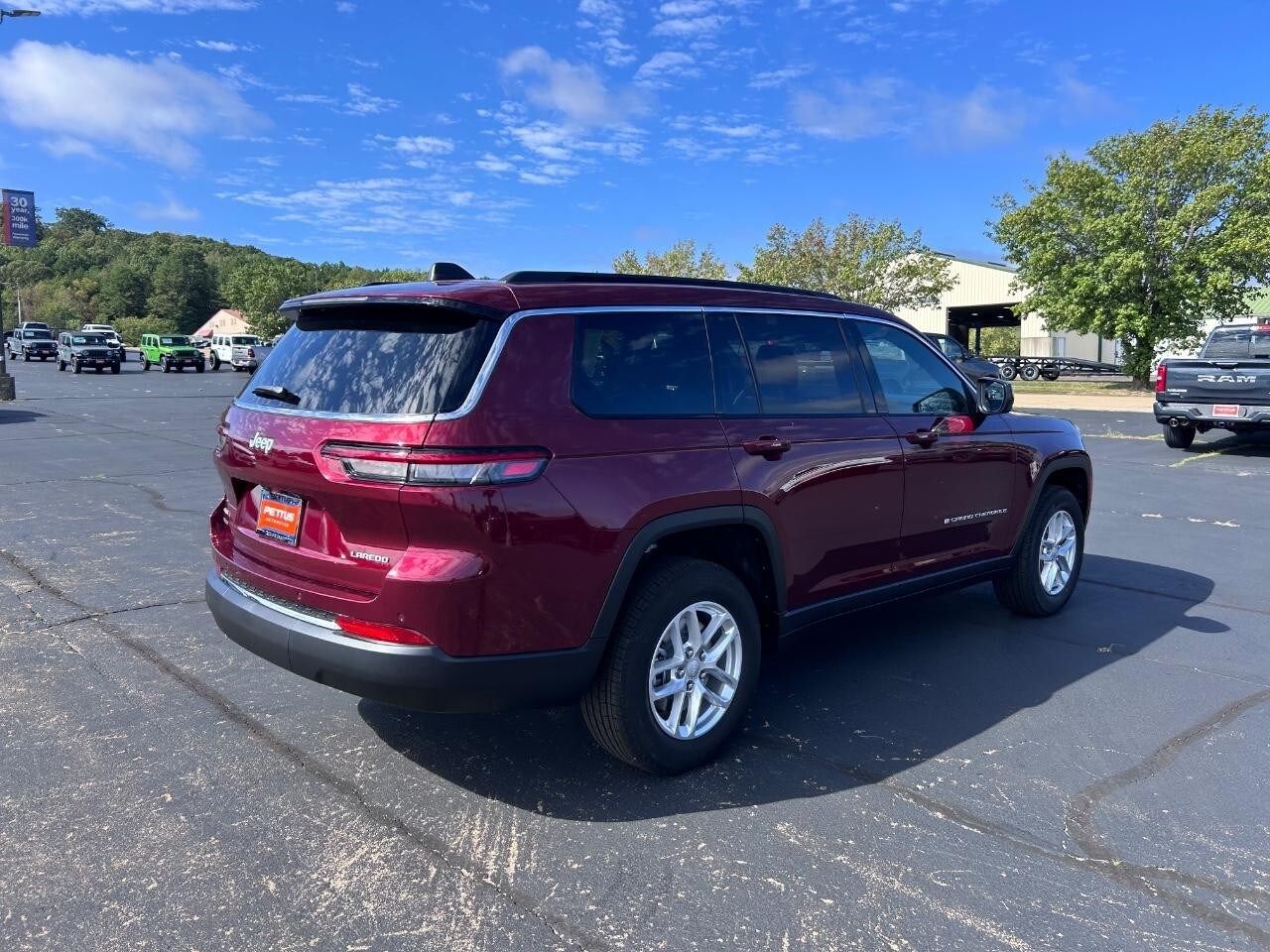 2025 Jeep Grand Cherokee Laredo photo 3