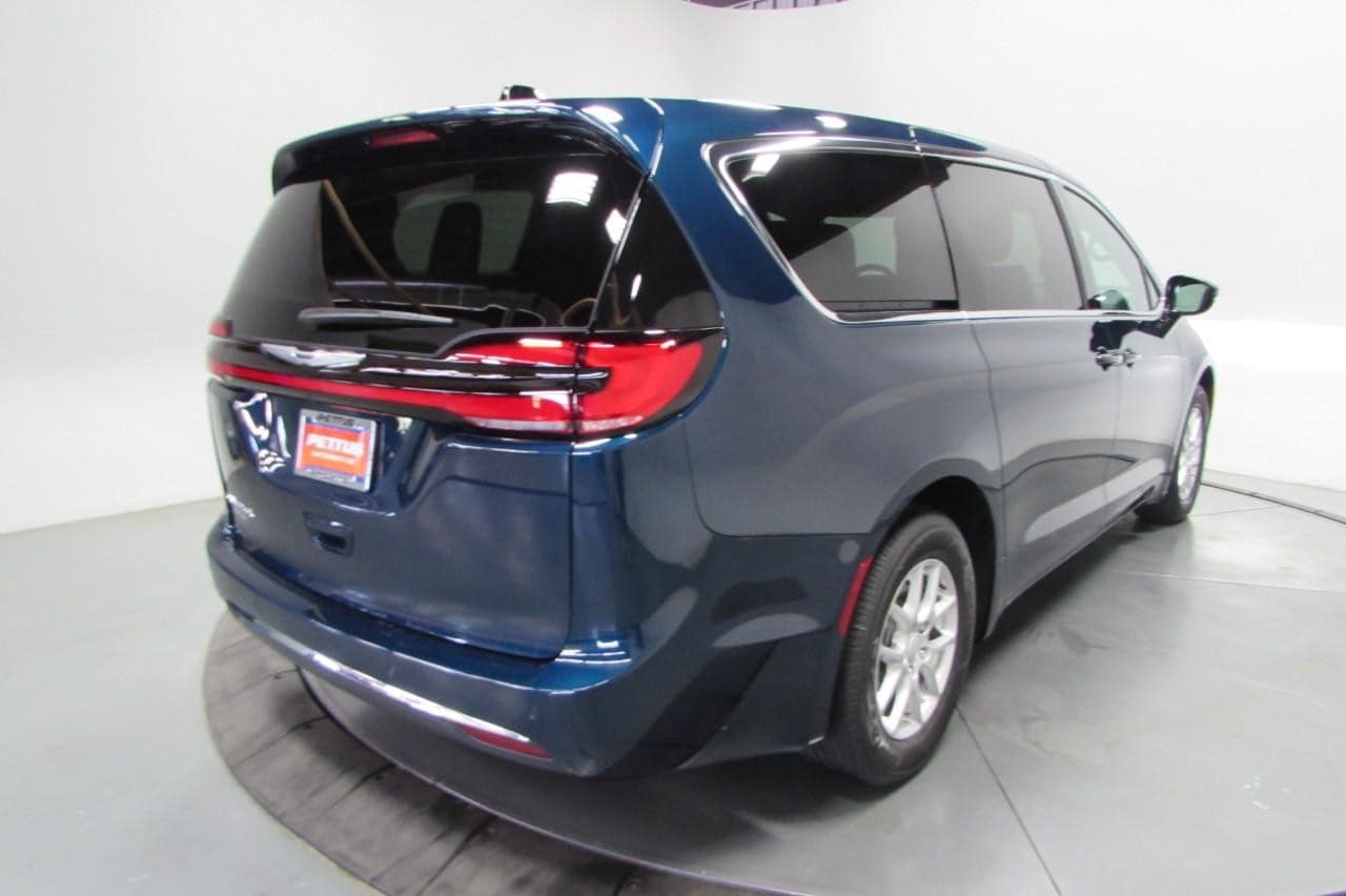 2025 Chrysler Pacifica Select - Photo 8