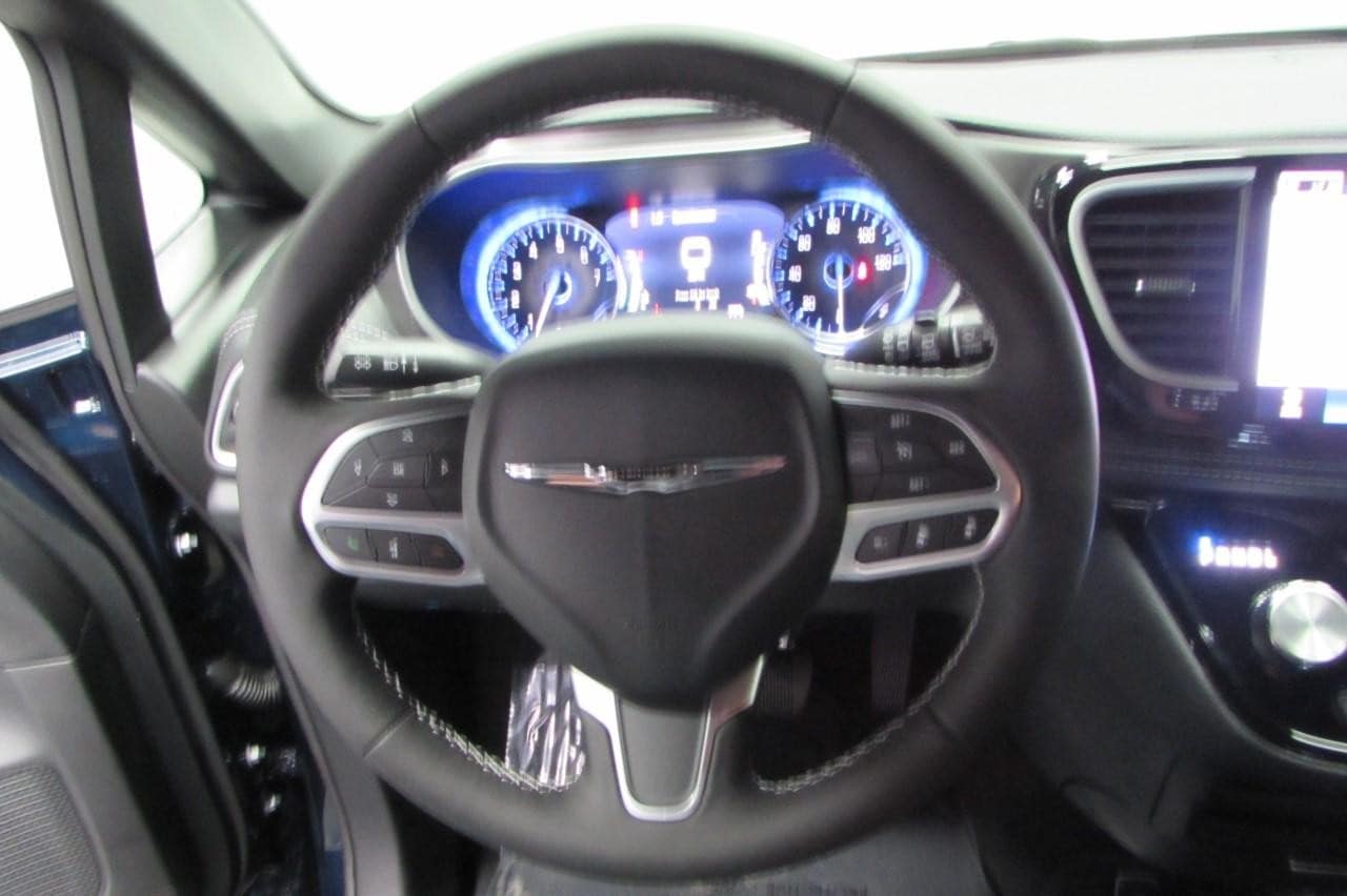 2025 Chrysler Pacifica Select - Photo 14