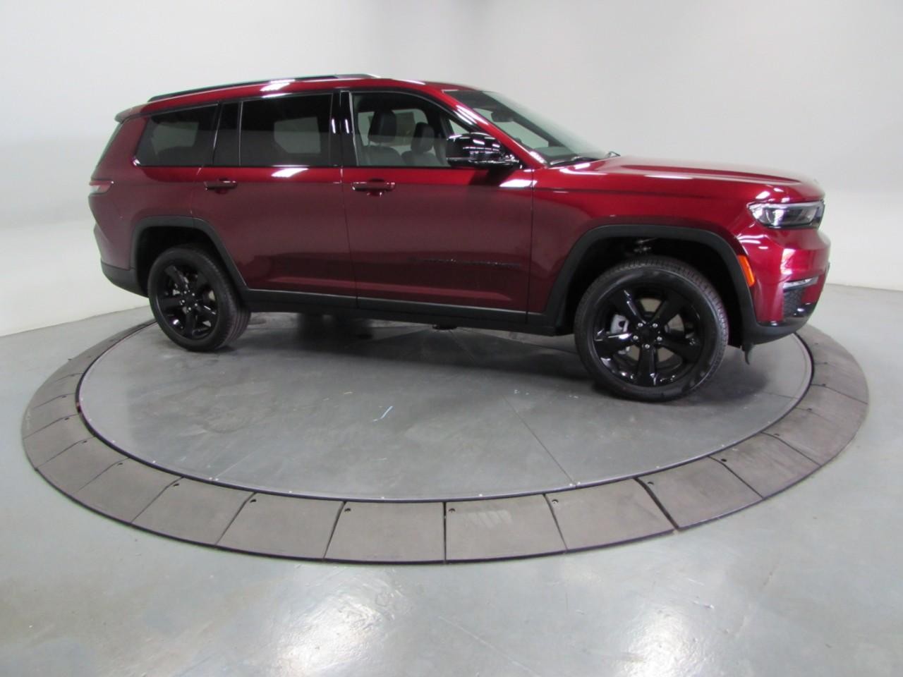 2025 Jeep Grand Cherokee Limited photo 3