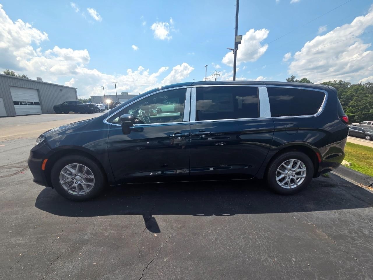 2025 Chrysler Pacifica Select - Photo 34