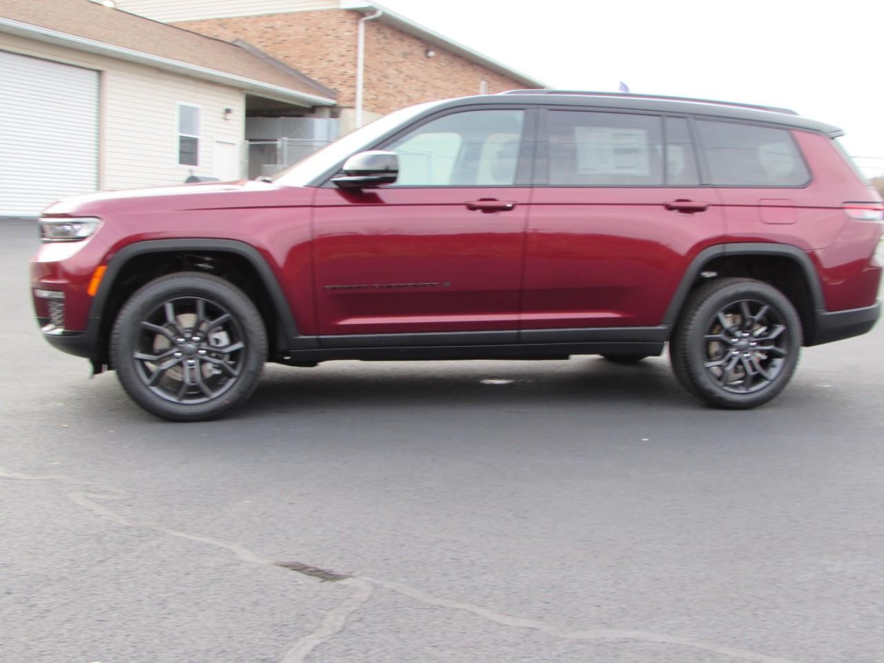 2025 Jeep Grand Cherokee Limited photo 3