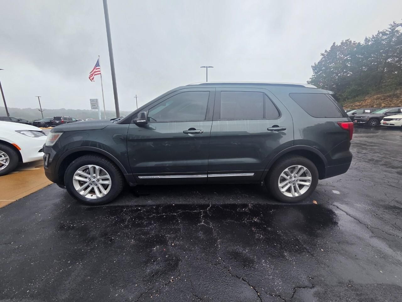 2016 Ford Explorer XLT photo 2