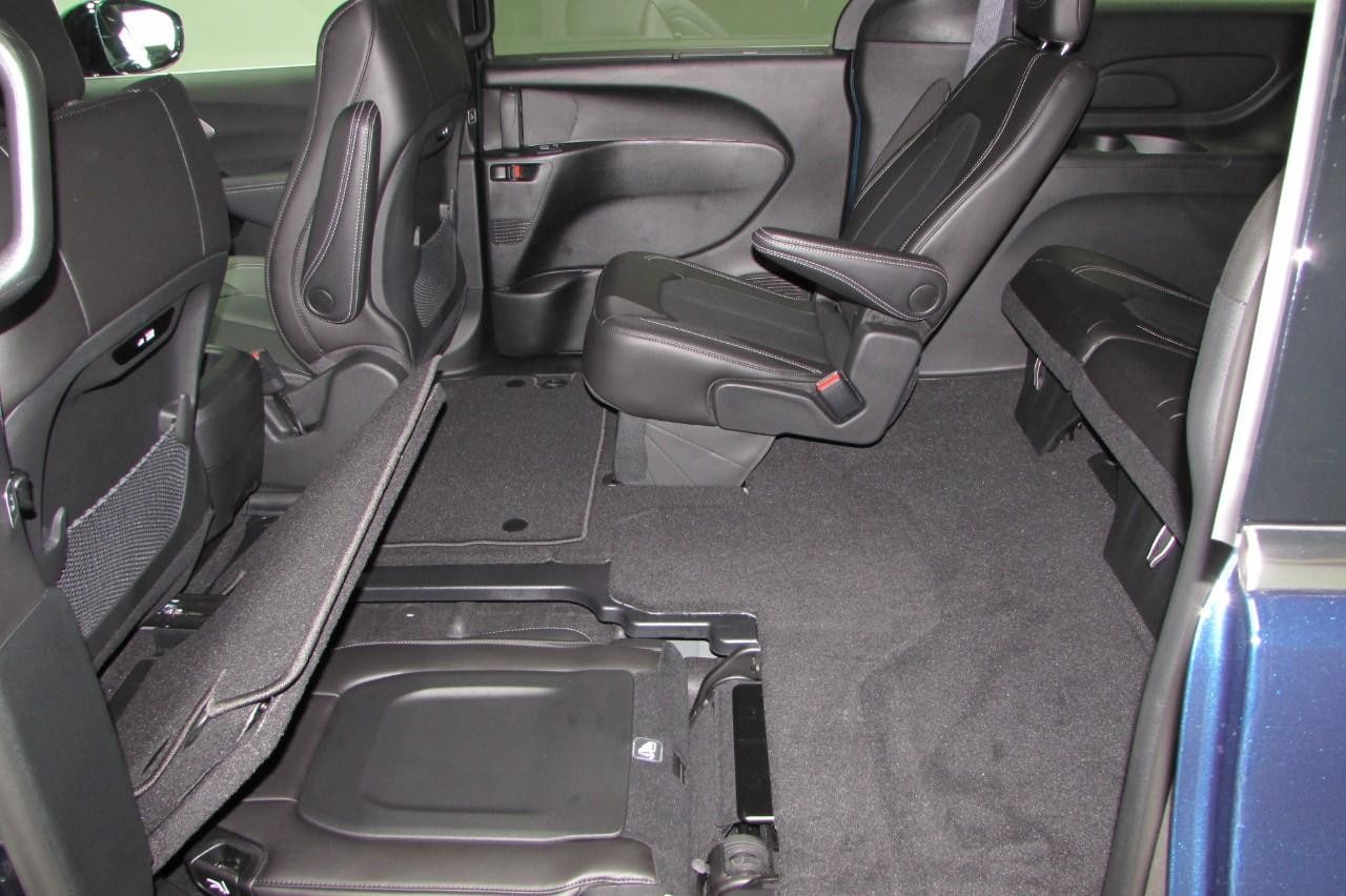 2025 Chrysler Pacifica Select - Photo 28