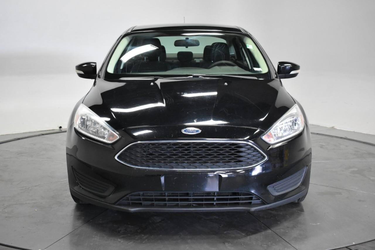 2017 Ford Focus SE photo 2