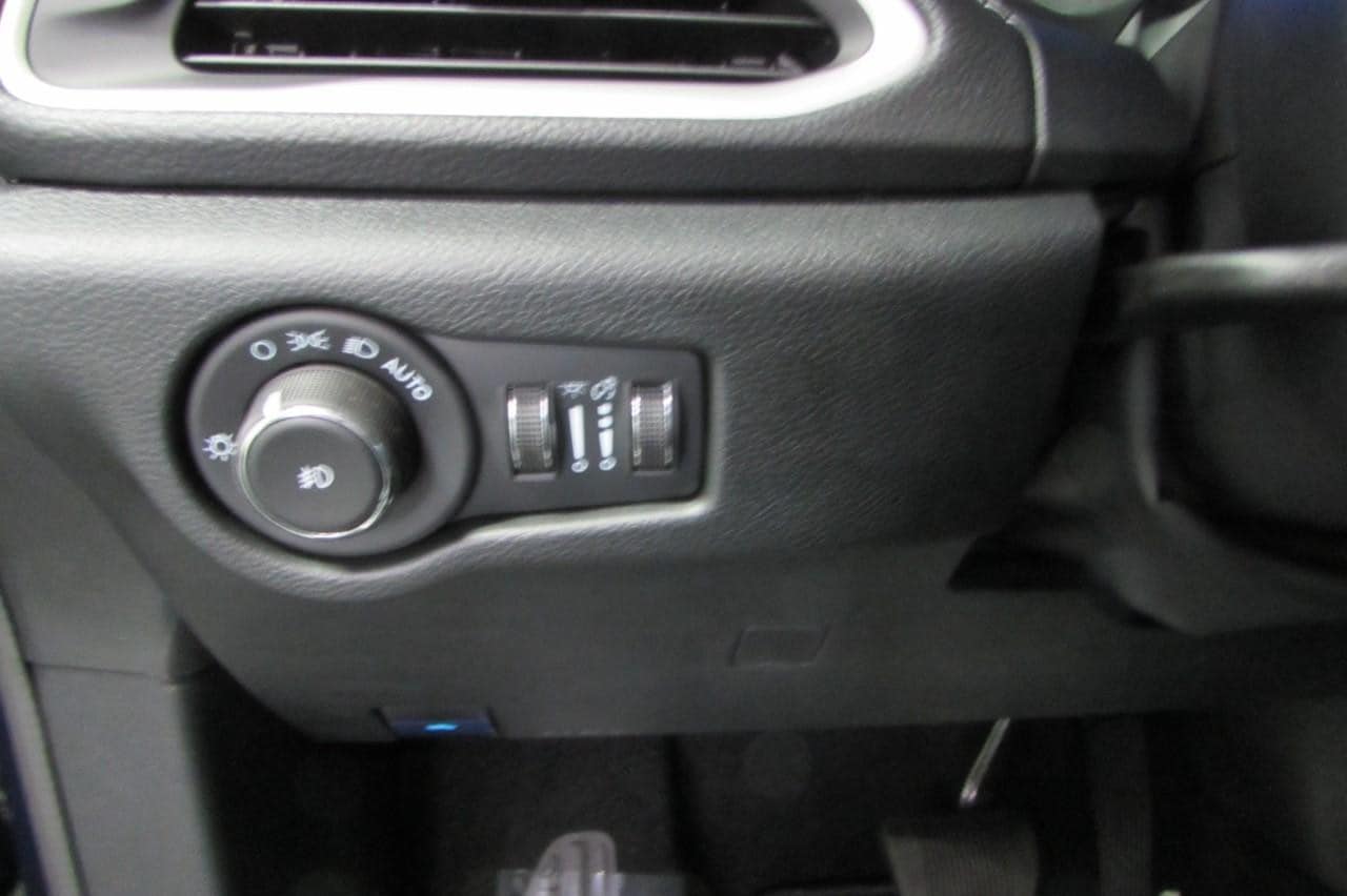 2025 Chrysler Pacifica Select - Photo 13