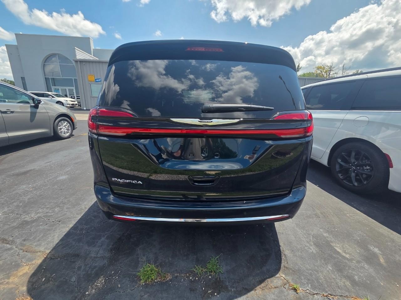 2025 Chrysler Pacifica Select - Photo 36